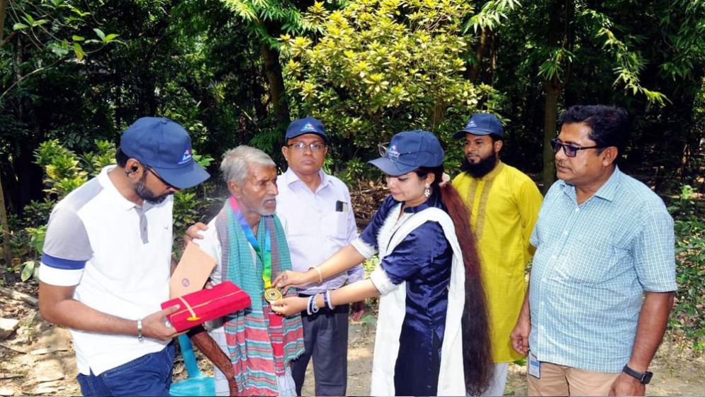 অ্যাপসের প্রতিষ্ঠাবার্ষিকীতে পাখিবন্ধু পদক পেলেন আকাশ কালি দাস