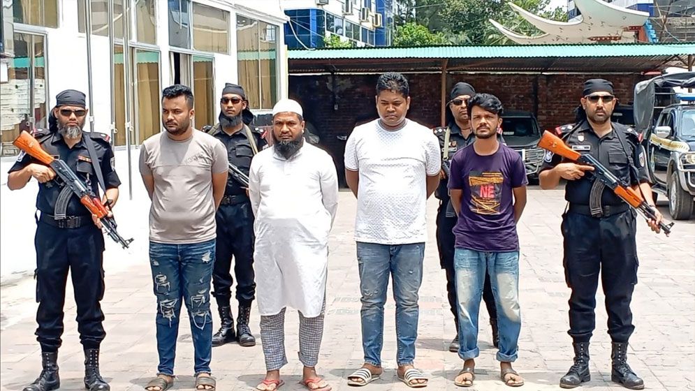 আত্মীয়স্বজন মিলে মাদকের কারবার! সাত লাখ ইয়াবাসহ গ্রেপ্তার ৪