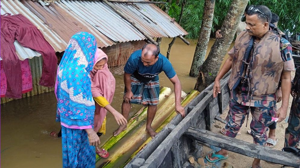সিলেটে বানভাসি অসহায় মানুষের পাশে বিজিবি
