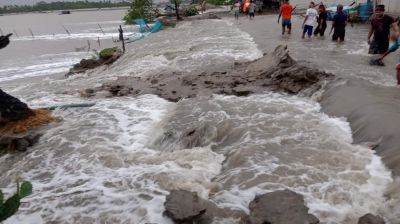 পাইকগাছায় দেড় লক্ষাধিক মানুষ পানিবন্দী, ক্ষয়ক্ষতি কোটি টাকার