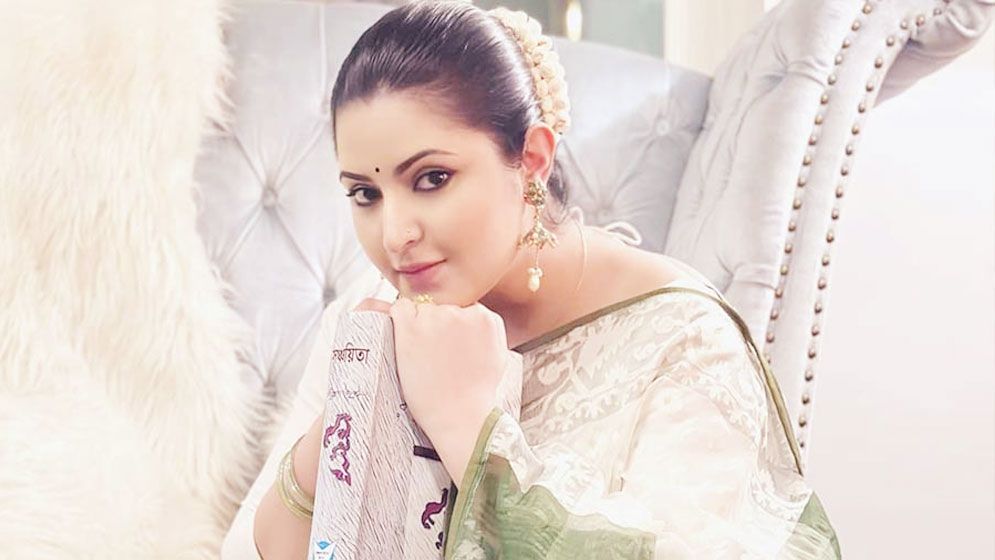 মেয়েকে প্রকাশ্যে এনে যা বললেন পরীমণি