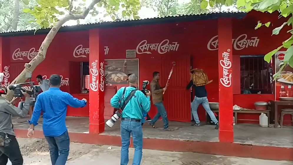 দোকানের দেয়ালে কোকাকোলার লোগো থাকায় ভাঙচুরের ভিডিওটি কি সঠিক? 