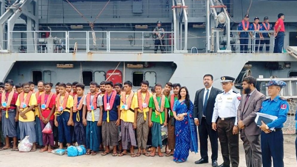 দেশে ফিরেছেন মিয়ানমারে কারাবন্দী ৪৫ বাংলাদেশি