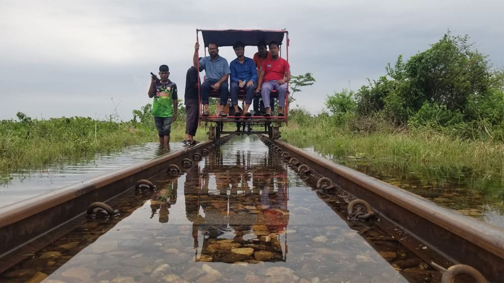 কুলাউড়ায় রেললাইনে পানি