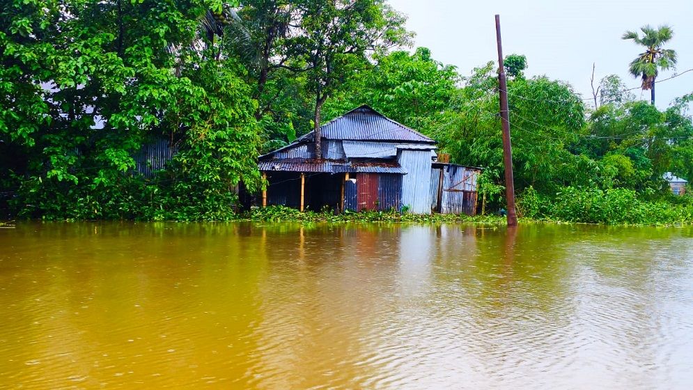 জুড়ীতে ভয়াবহ বন্যা; পানিতে ভাসছে গ্রামের পর গ্রাম