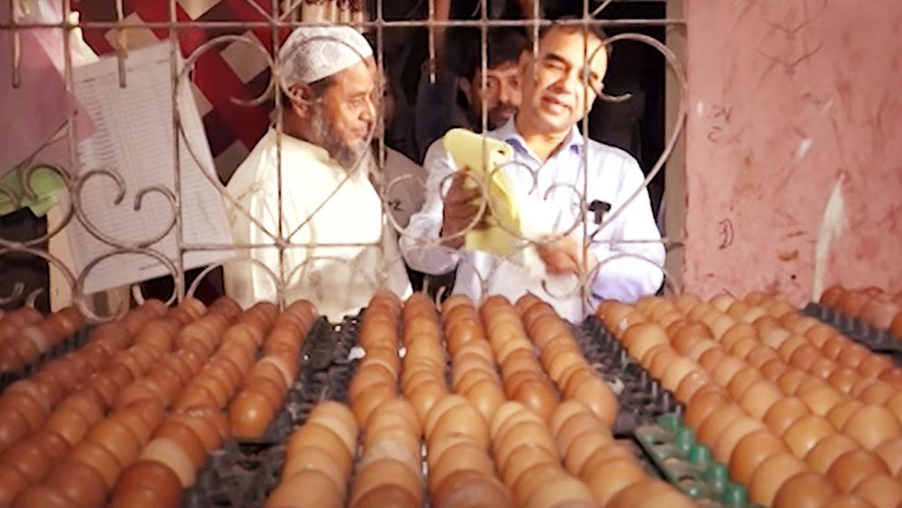 বেশি দামে বিক্রি, ডিমের আড়তে ভোক্তার অভিযান