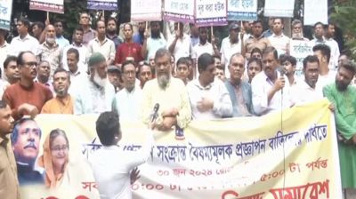 এবার পূর্ণ দিবস কর্মবিরতিতে ঢাবির কর্মকর্তা-কর্মচারীরা