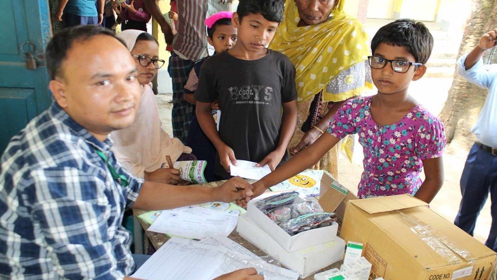 দহগ্রামের ৬টি স্কুলে সুবিধাবঞ্চিত শিক্ষার্থীদের বিনামূল্যে চক্ষুসেবা