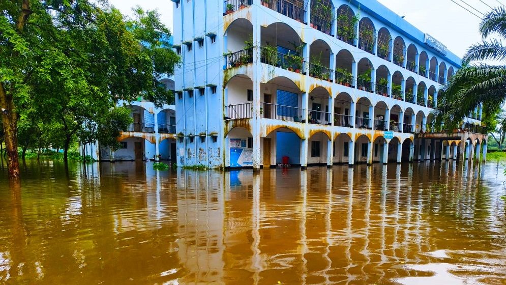 জুড়ীতে ভয়াবহ বন্যা; পানিতে ভাসছে গ্রামের পর গ্রাম