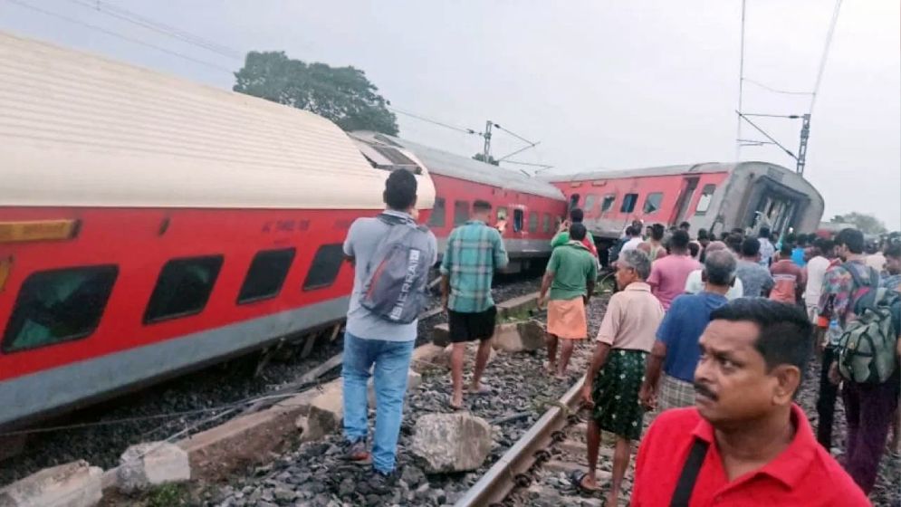 কলকাতা-মুম্বাইগামী ট্রেন লাইনচ্যুত