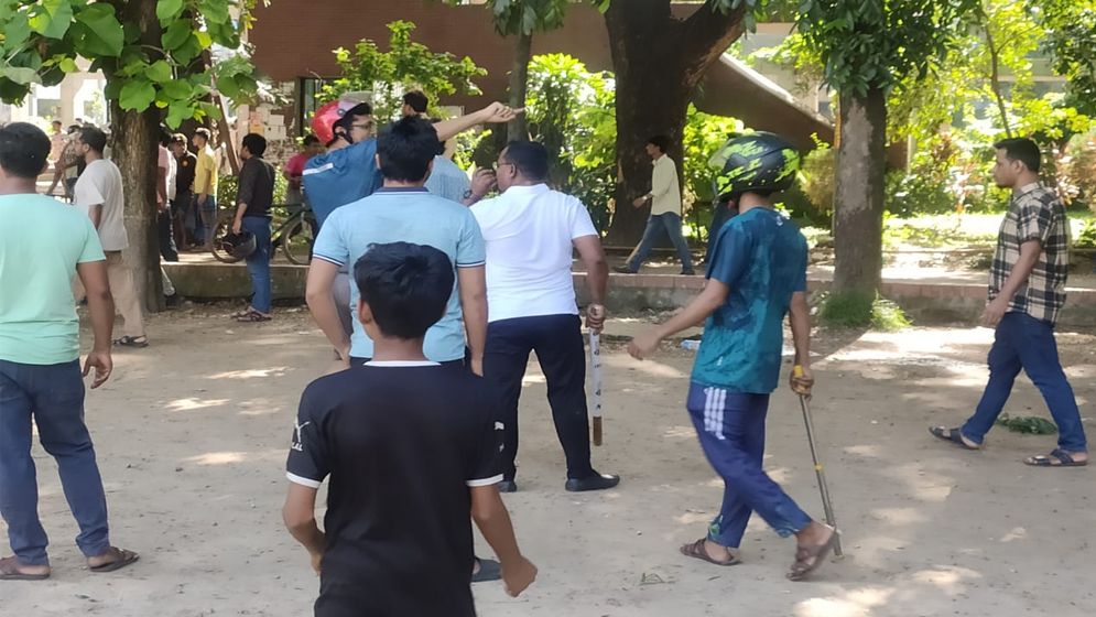 ঢাবির হলপাড়া এখন রণক্ষেত্র