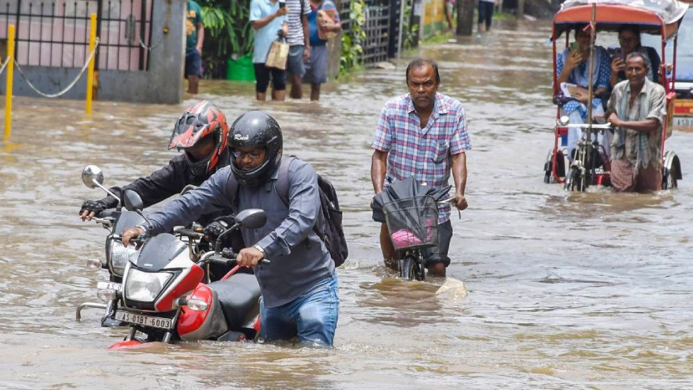 আসামে বন্যায় মৃতের সংখ্যা বেড়ে ৫২