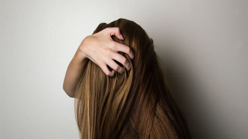 যে ৫ অভ্যাসে কমবে চুল পড়া