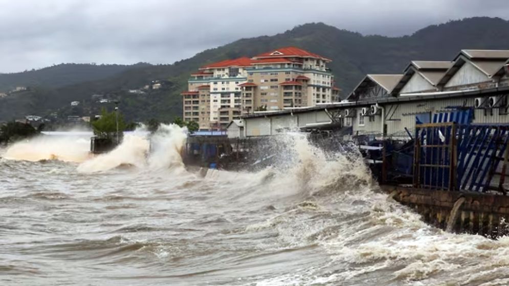 দক্ষিণ-পূর্ব ক্যারিবীয় অঞ্চলে আঘাত হেনেছে হারিকেন বেরিল