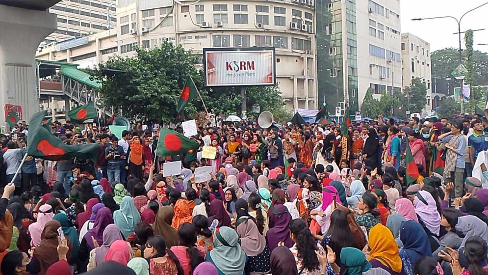 ক্যাম্পাসের ফটকের তালা ভেঙে শাহবাগে জবি শিক্ষার্থীরা