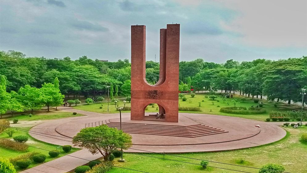 হল ছাড়বেন না জাবি শিক্ষার্থীরা