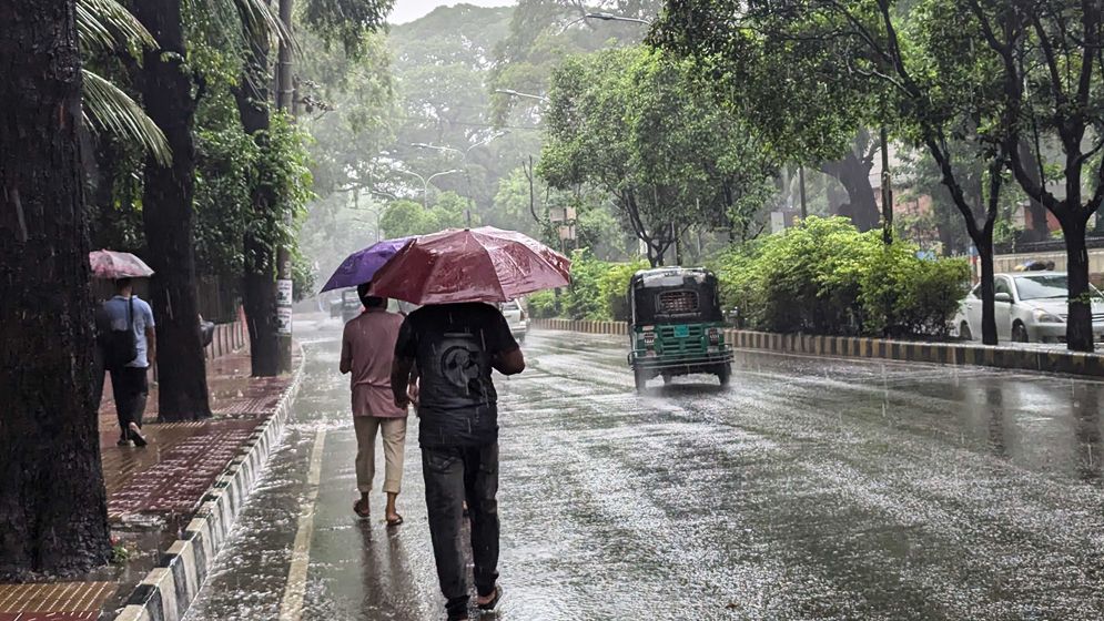 ভোর থেকে রাজধানীতে মুষলধারে বৃষ্টি, জলাবদ্ধতা