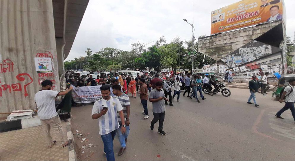 শাহবাগে অবস্থান নিয়েছেন আন্দোলনকারীরা