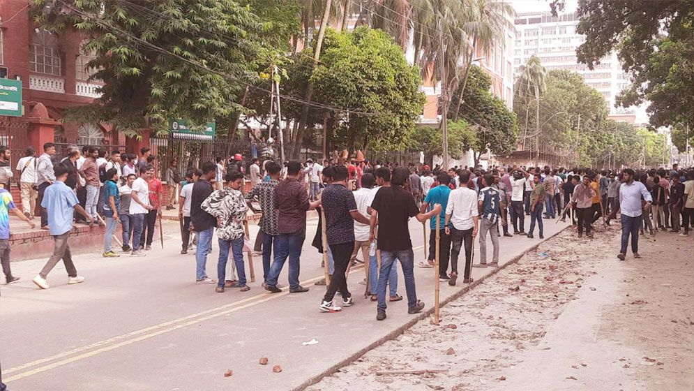 আবারো ঢাকা বিশ্ববিদ্যালয়ে সংঘর্ষ, ককটেল বিস্ফোরণ