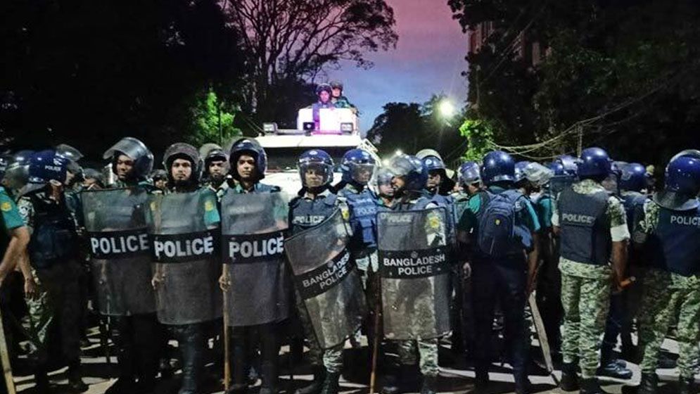 আন্দোলনকারীদের সরাতে অ্যাকশনে পুলিশ, টিয়ার গ্যাস নিক্ষেপ