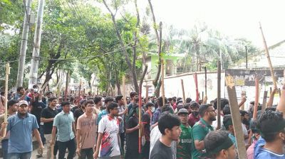 জবিতে লাঠিসোঁটা নিয়ে কোটা আন্দোলনকারীদের অবস্থান 