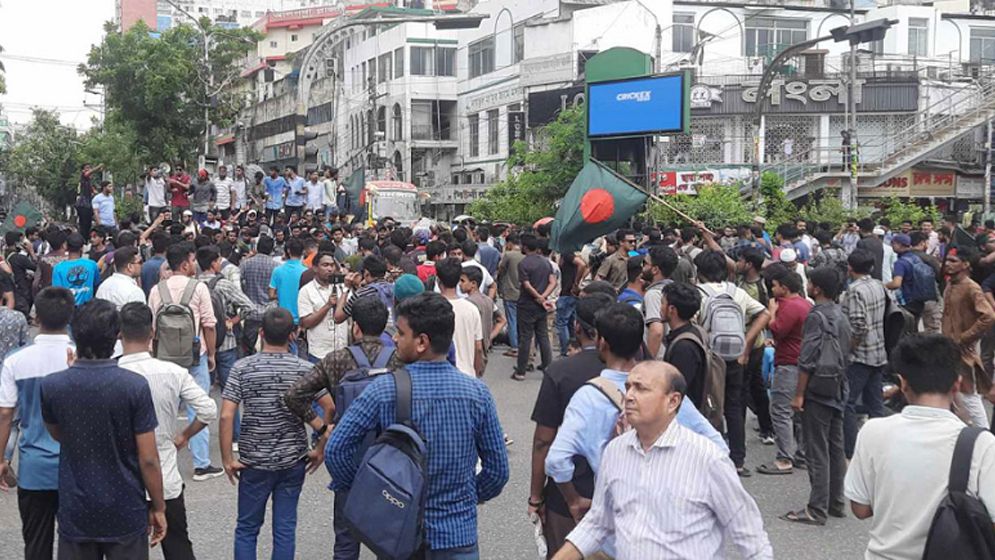 শিক্ষার্থী ও ছাত্রলীগের সংঘর্ষে রণক্ষেত্র সায়েন্সল্যাব