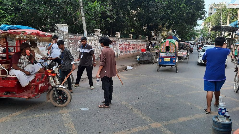 ট্রাফিক নিয়ন্ত্রণে শিক্ষার্থীরা