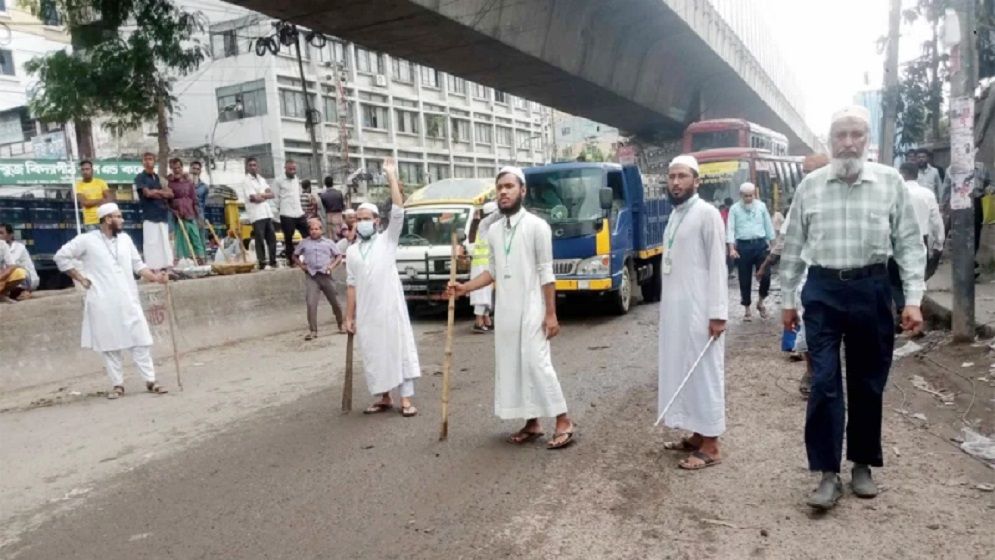 ট্রাফিক নিয়ন্ত্রণে শিক্ষার্থীরা