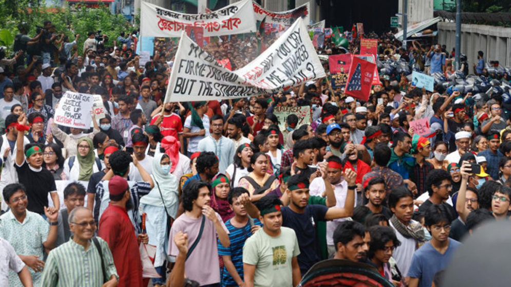 মিরপুরে চার ঘণ্টা অবস্থান শেষে সড়ক ছেড়েছে আন্দোলনকারীরা