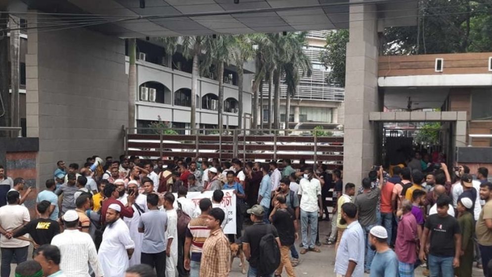 চাকরিচ্যুত পুলিশ সদস্যদের বিক্ষোভ, অবরুদ্ধ আইজিপিসহ কর্মকর্তারা