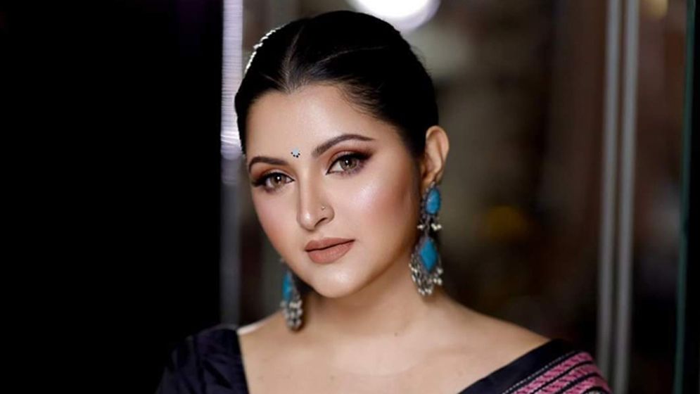 সর্বোচ্চ দিয়ে বন্যার্তদের পাশে পরীমণি