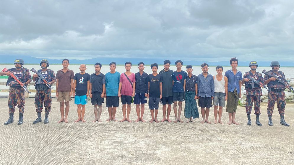 টেকনাফে ফের পালিয়ে এলো মিয়ানমার বিজিপির ১৩ সদস্য