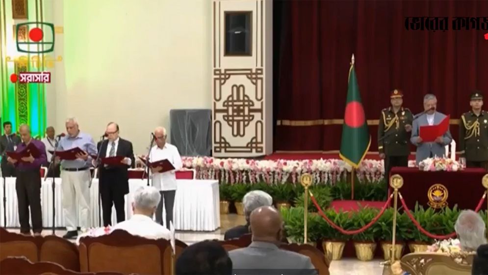 শপথ নিলেন আরো চার উপদেষ্টা