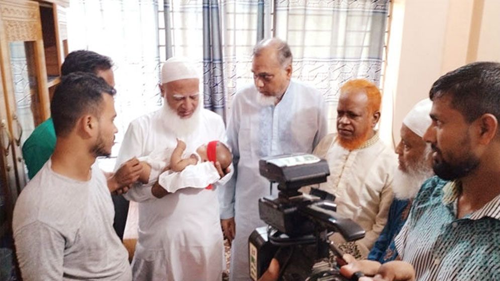 কোটা আন্দোলনে নিহত সুমাইয়ার শিশুকে কোলে নিয়ে আদর করলেন জামায়াতের আমির
