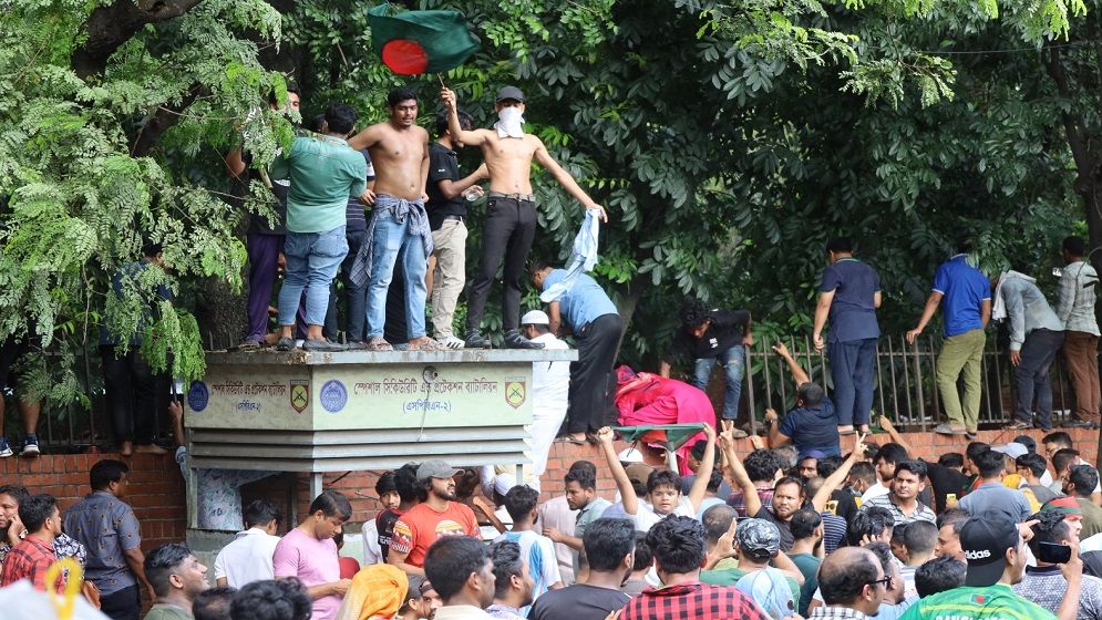 এই মুহূর্তে বাংলাদেশ