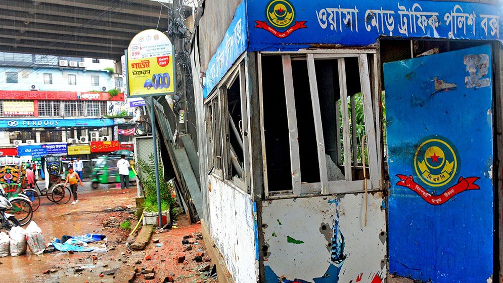 চট্টগ্রামে পুলিশ বক্স ভাঙচুর, সাঁজোয়া যানে ঢিল