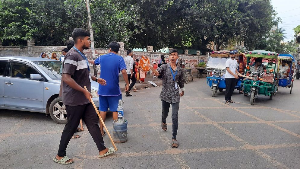 ট্রাফিক নিয়ন্ত্রণে শিক্ষার্থীরা