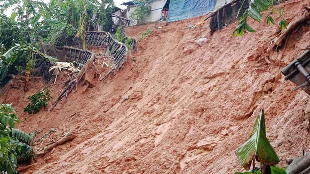 কক্সবাজারে পাহাড়ধসে একই পরিবারের ৩ জনের মৃত্যু