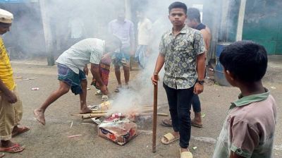 মধ্যনগরে দুইদিন ধরে চলছে হামলা ও ভাংচুর