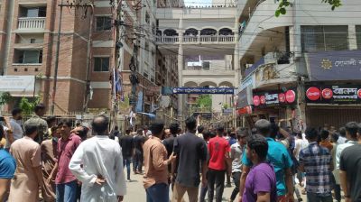 সিএমএম আদালতের প্রধান ফটক ভাঙার চেষ্টা, পুলিশের গাড়িতে আগুন