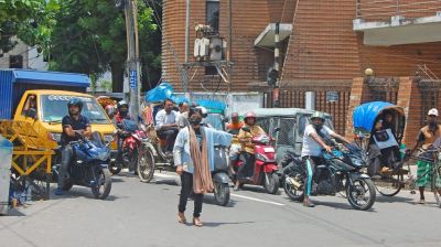 ট্রাফিক নিয়ন্ত্রণে শিক্ষার্থীরা