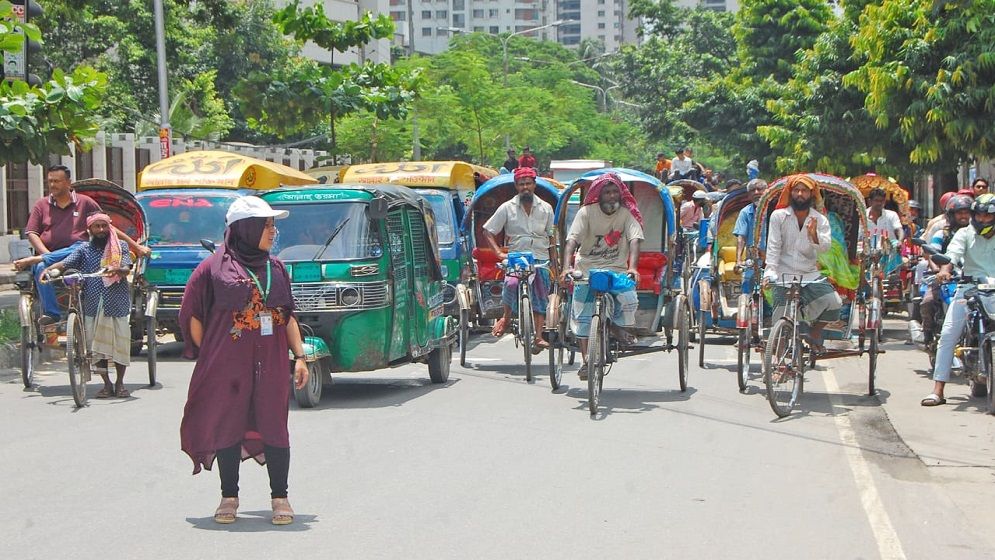 ট্রাফিক নিয়ন্ত্রণে শিক্ষার্থীরা
