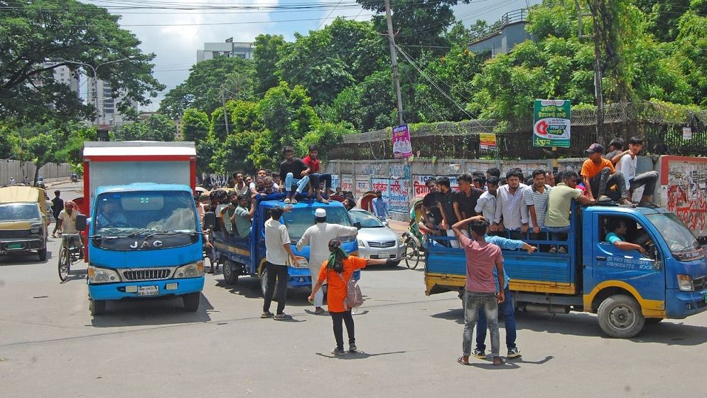 ট্রাফিক নিয়ন্ত্রণে শিক্ষার্থীরা