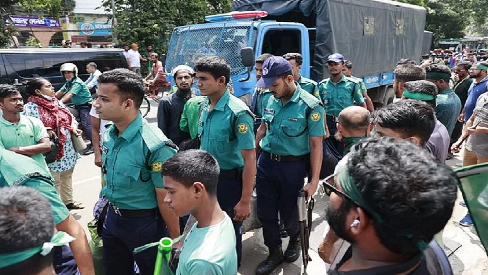 ধানমন্ডি ৩২ নম্বরে ১০ জনকে পুলিশে সোপর্দ
