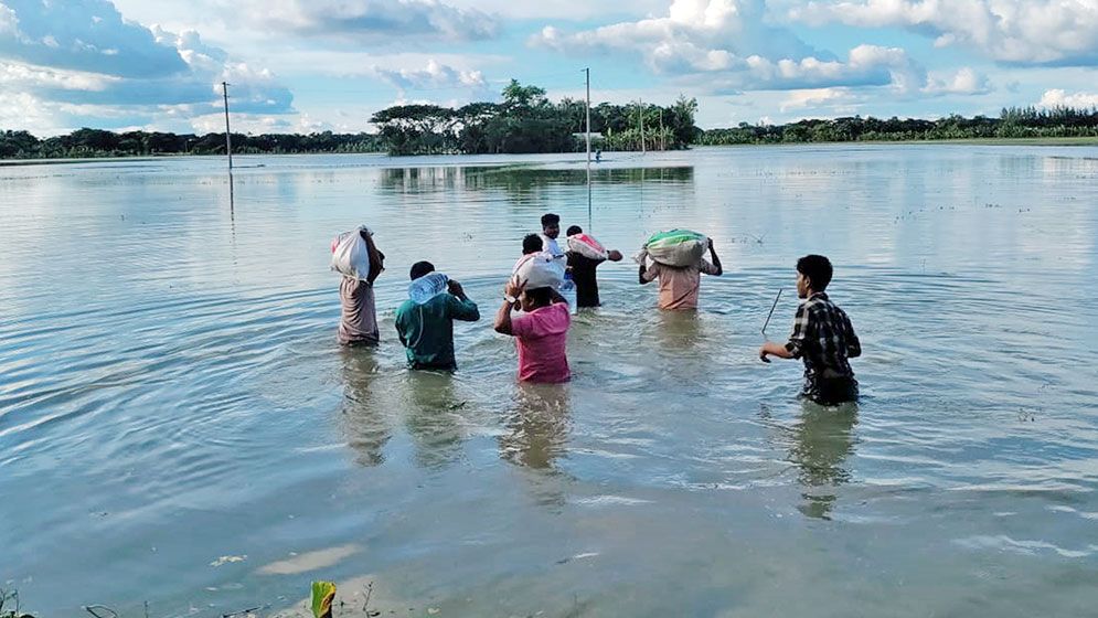 বন্যায় বিশুদ্ধ পানির সংকট বাড়ছে, রোগ ছড়ানোর ঝুঁকি