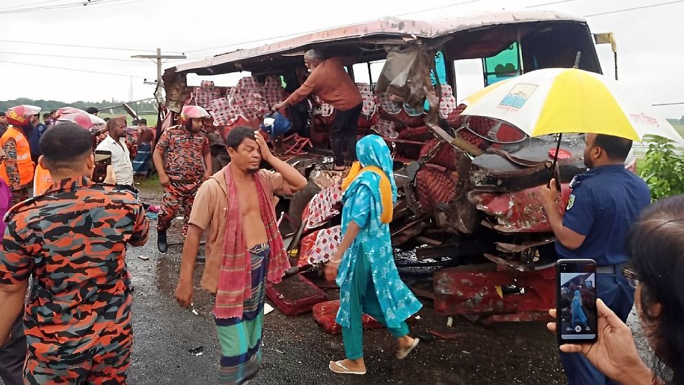মানিকগঞ্জে বাস-ট্রাক সংঘর্ষে নিহত ৩