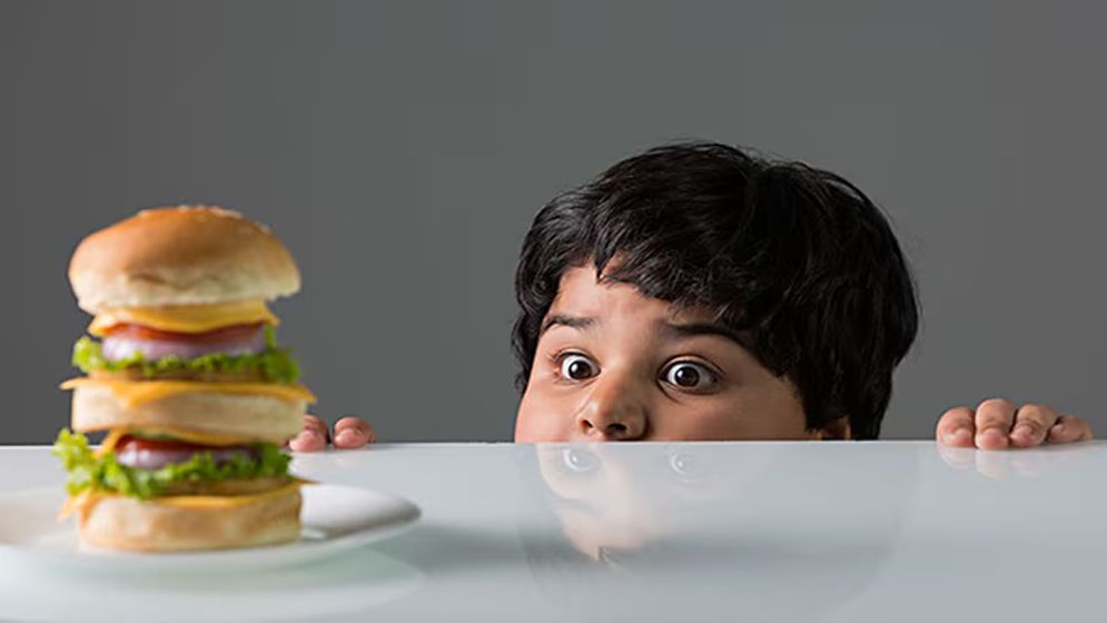 যে ৩ খাবার শিশুর স্থূলতা বাড়ায়