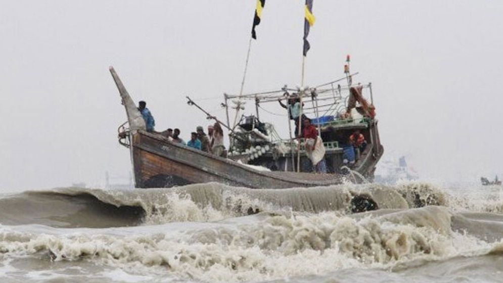হাতিয়ায় মাছ ধরার ৭ ট্রলার ডুবি