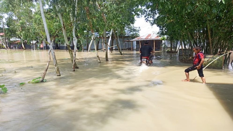তিস্তার পানি বিপৎসীমায়, বন্যার শঙ্কায় নদীতীরের মানুষ
