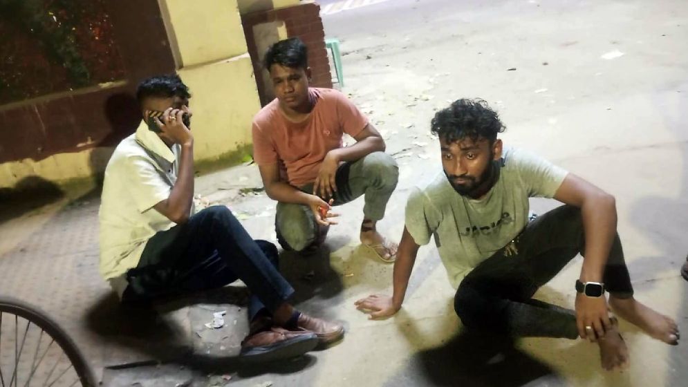 সদরঘাটে ফুটপাত দখল নিয়ে দুই হকার গ্রুপের সংঘর্ষে আহত ২০, আটক ৫